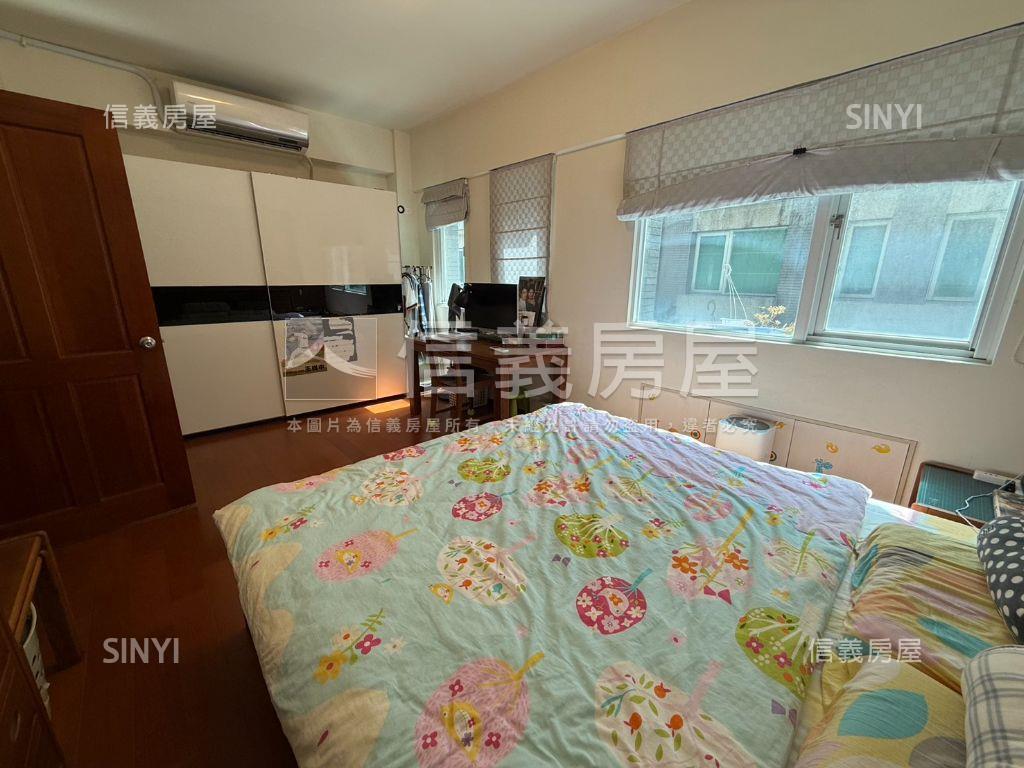 北屯海灣建設五房車庫別墅房屋室內格局與周邊環境