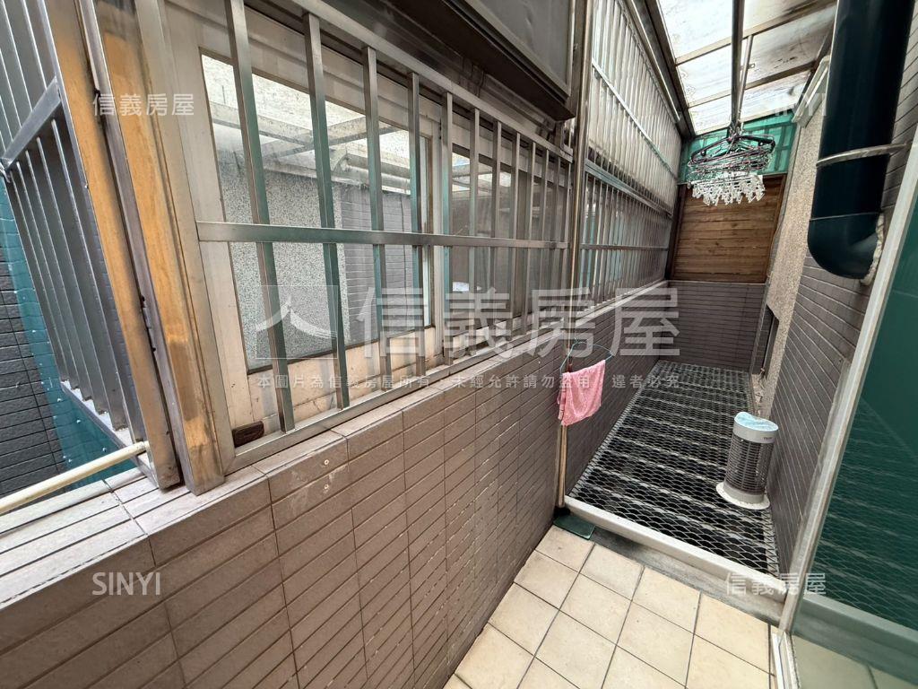 北屯海灣建設五房車庫別墅房屋室內格局與周邊環境