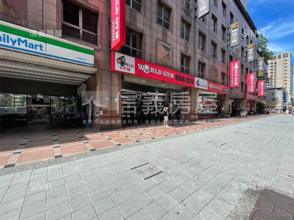捷運後棟高樓景觀四房車位房屋室內格局與周邊環境