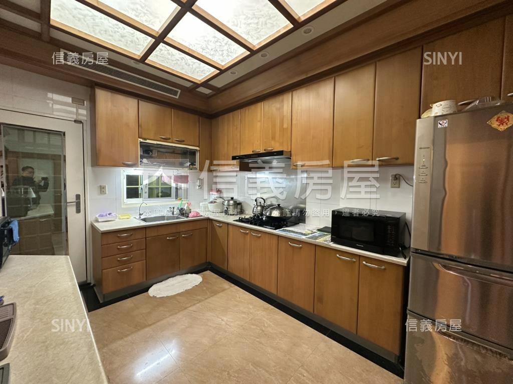 歐式風格巷寬電梯美透天房屋室內格局與周邊環境