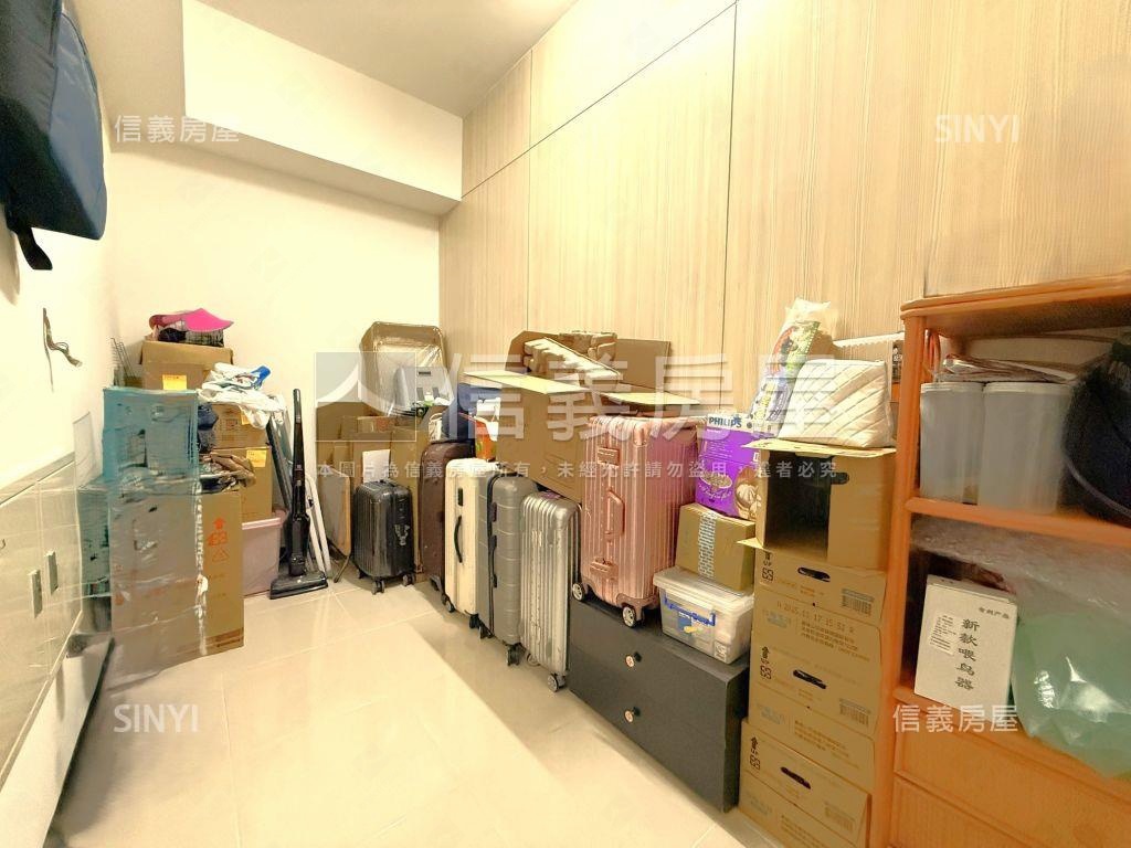 近南科。次頂樓兩房平車房屋室內格局與周邊環境