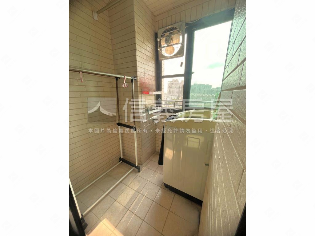 近南科。次頂樓兩房平車房屋室內格局與周邊環境