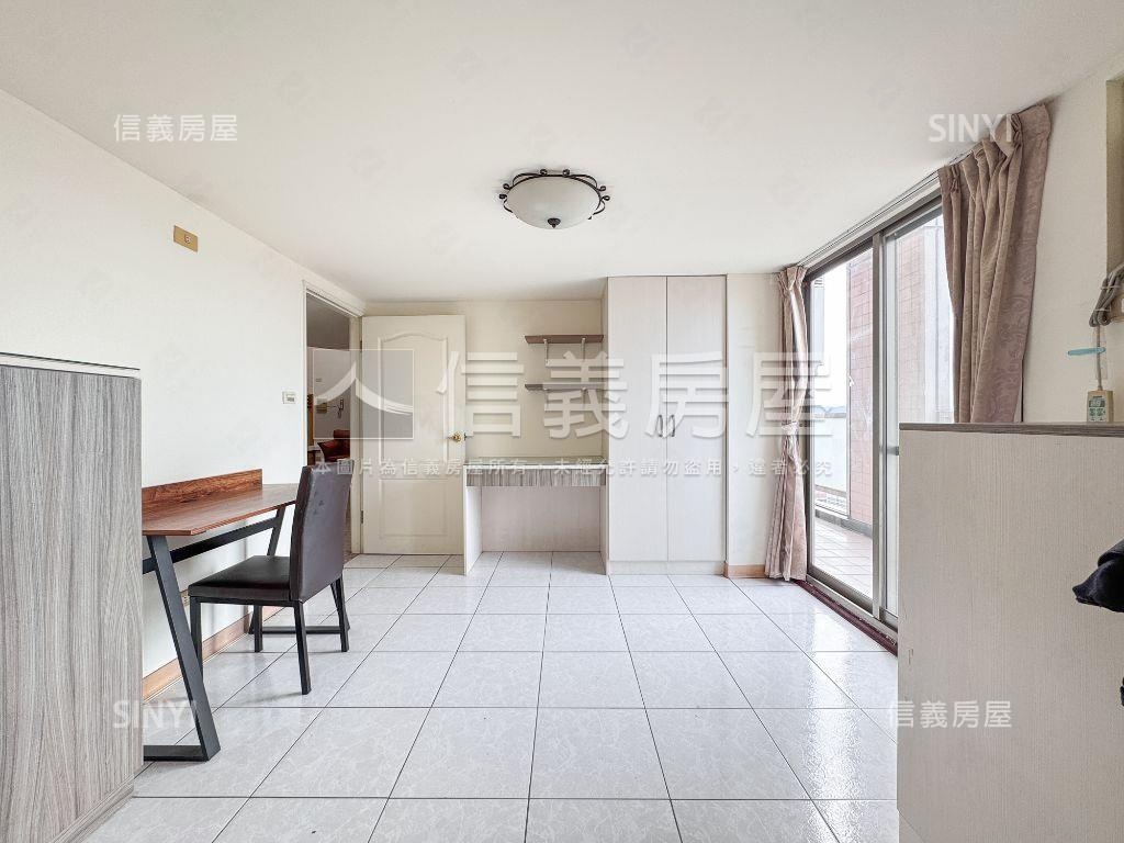 近捷運大空間視野戶附車位房屋室內格局與周邊環境