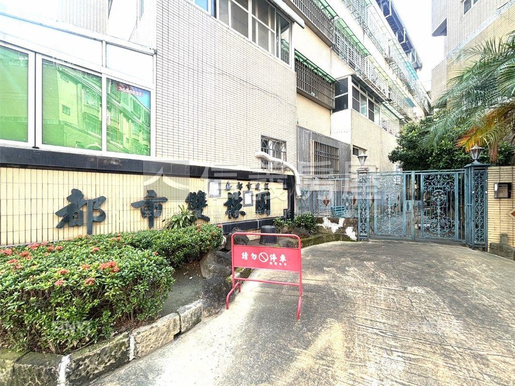 挑高正街別墅房屋室內格局與周邊環境