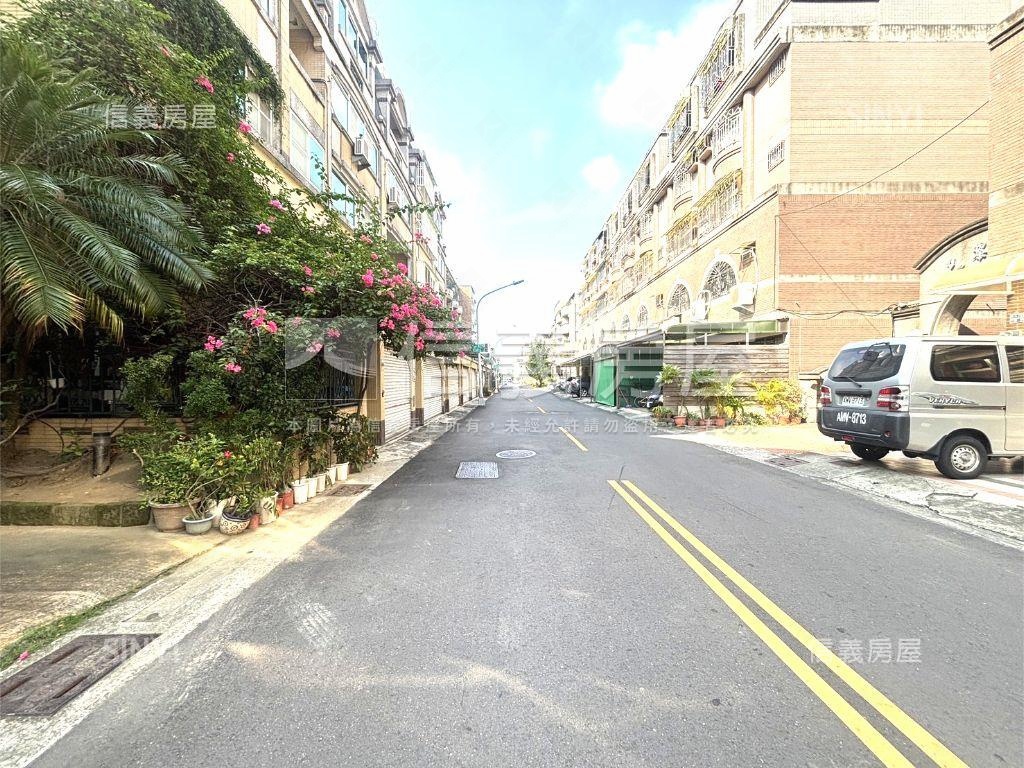 挑高正街別墅房屋室內格局與周邊環境