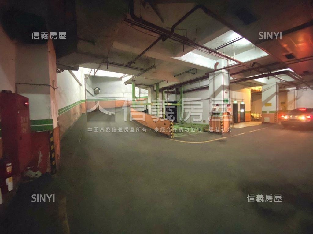南屯捷運旁。朝南。商辦房屋室內格局與周邊環境