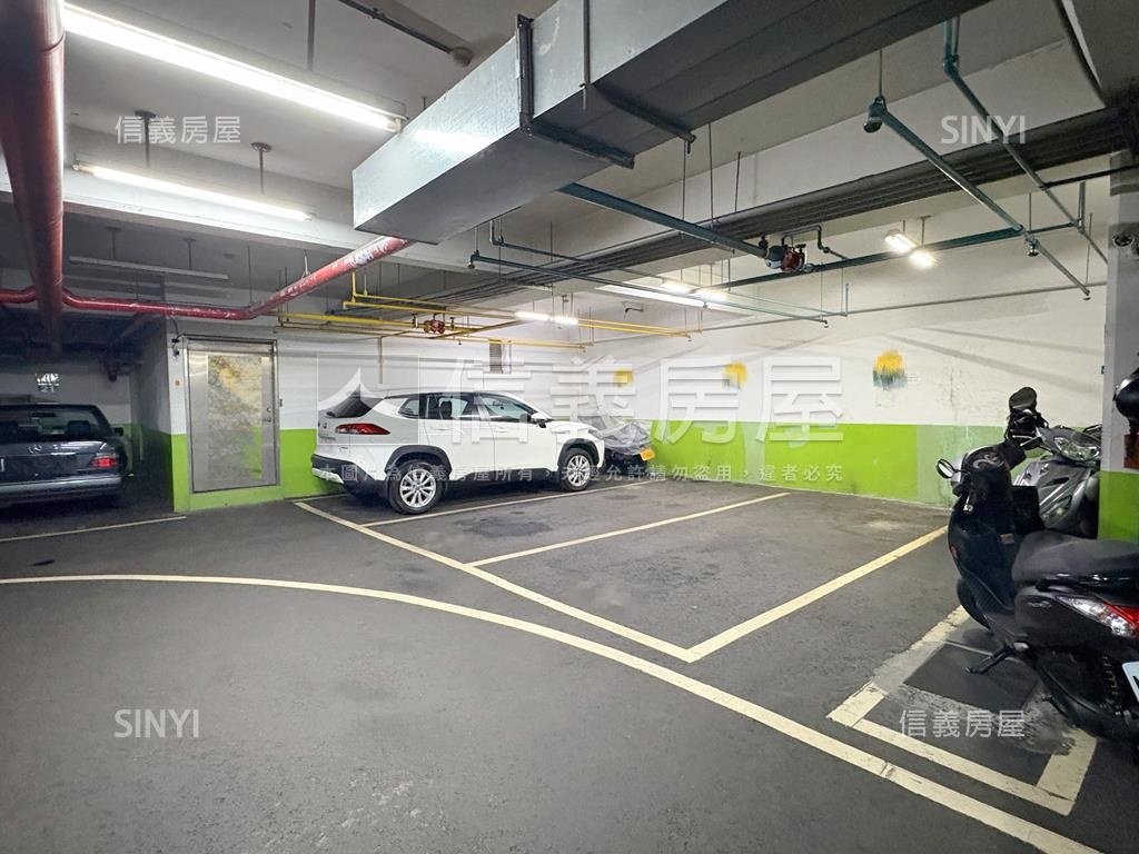 首席花園稀有坡平車位房屋室內格局與周邊環境