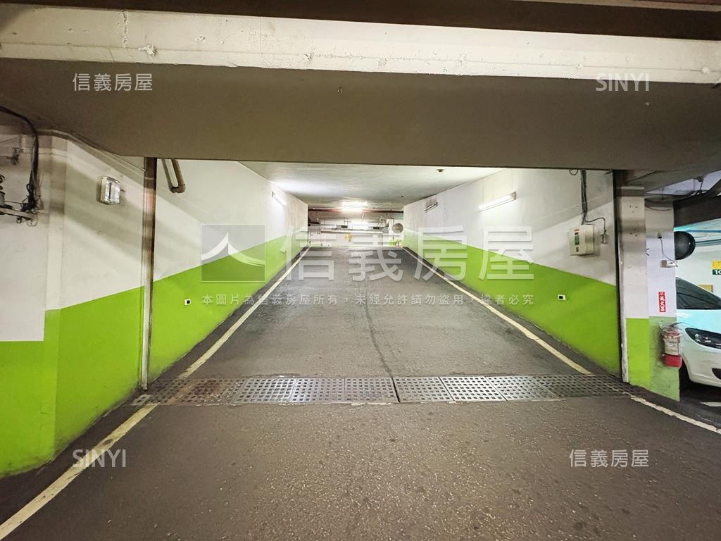 首席花園稀有坡平車位房屋室內格局與周邊環境