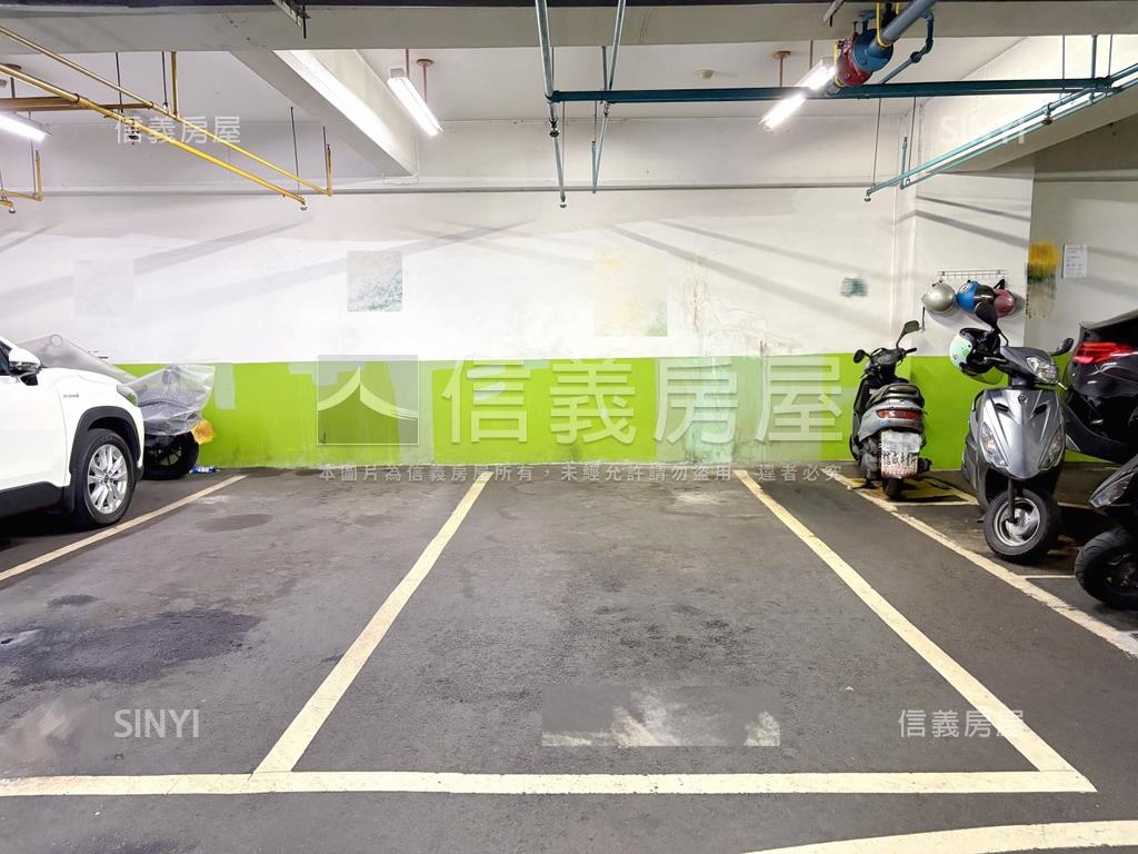 首席花園稀有坡平車位房屋室內格局與周邊環境