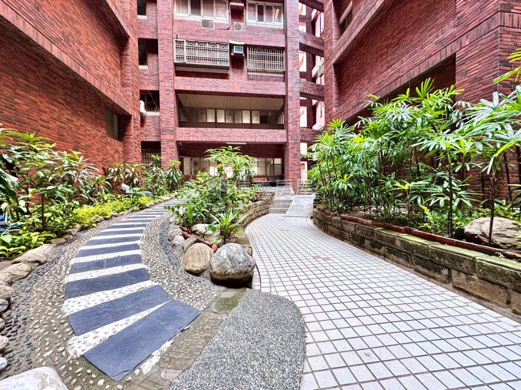 近高鐵高樓三房車位房屋室內格局與周邊環境
