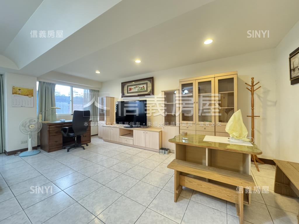 觀賞愛河採光明亮大三房房屋室內格局與周邊環境