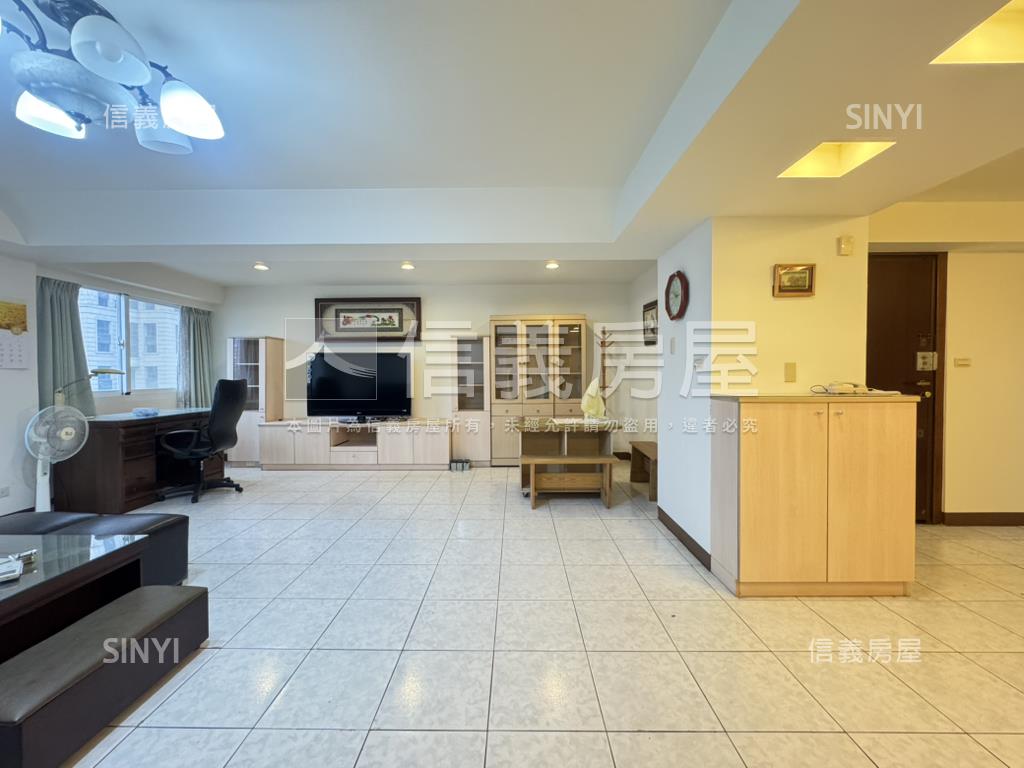 觀賞愛河採光明亮大三房房屋室內格局與周邊環境