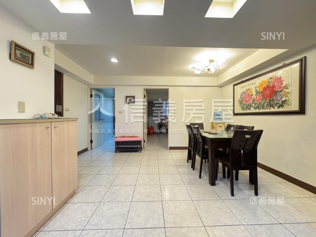 觀賞愛河採光明亮大三房房屋室內格局與周邊環境