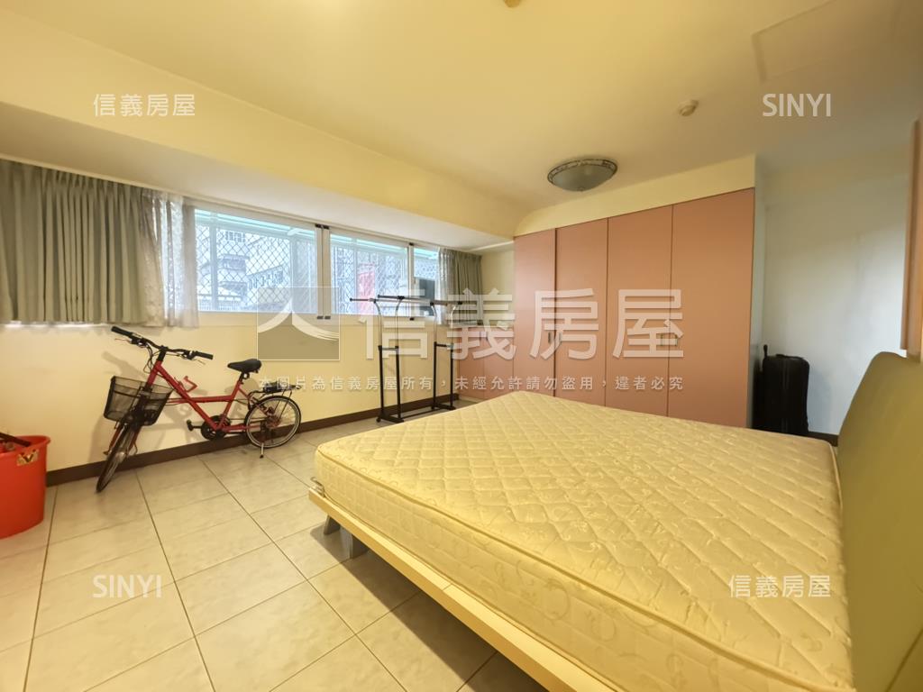 觀賞愛河採光明亮大三房房屋室內格局與周邊環境