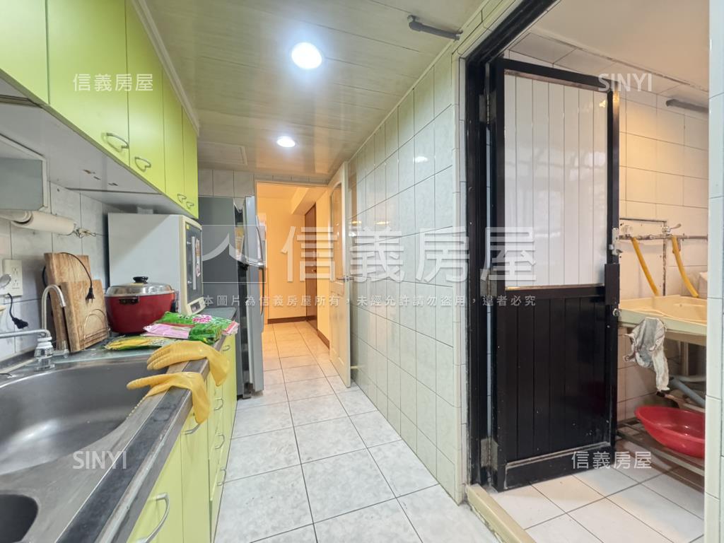 觀賞愛河採光明亮大三房房屋室內格局與周邊環境