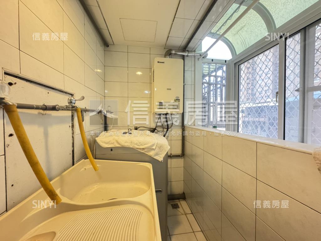 觀賞愛河採光明亮大三房房屋室內格局與周邊環境