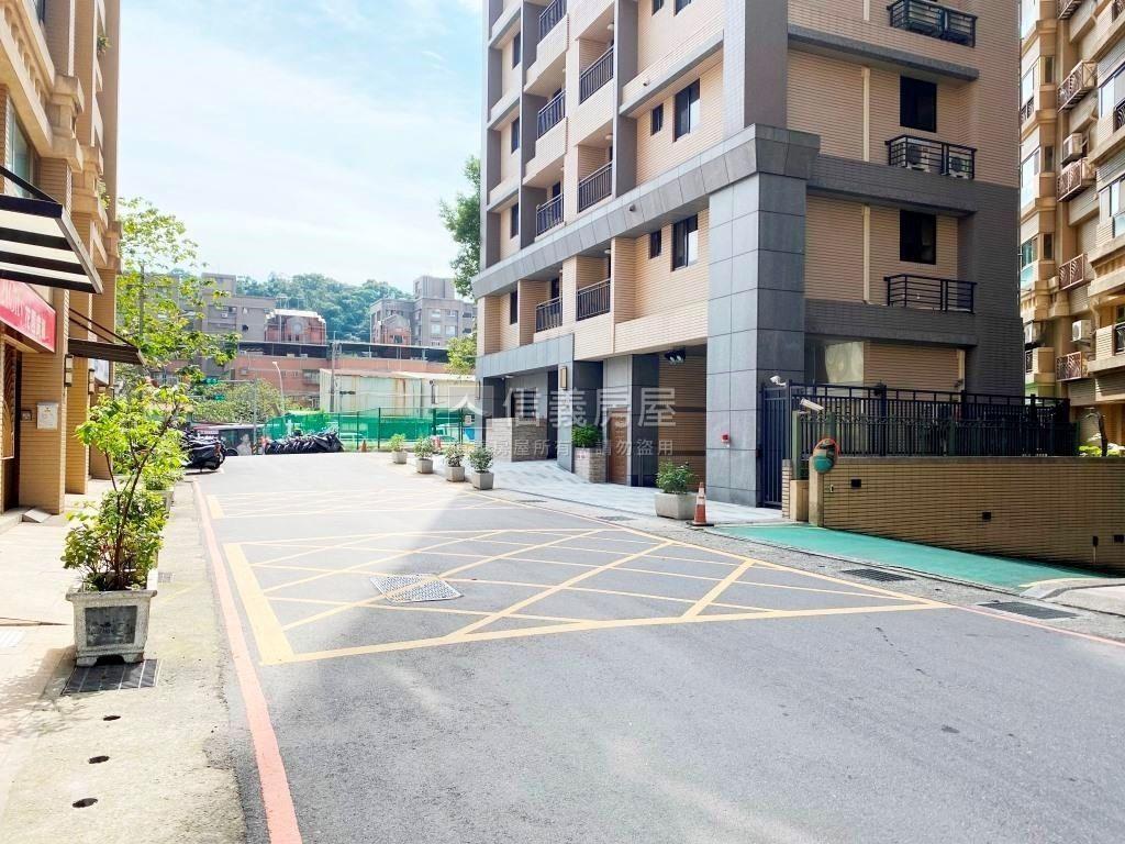 合唐電梯三房尊爵頂戶Ｂ房屋室內格局與周邊環境