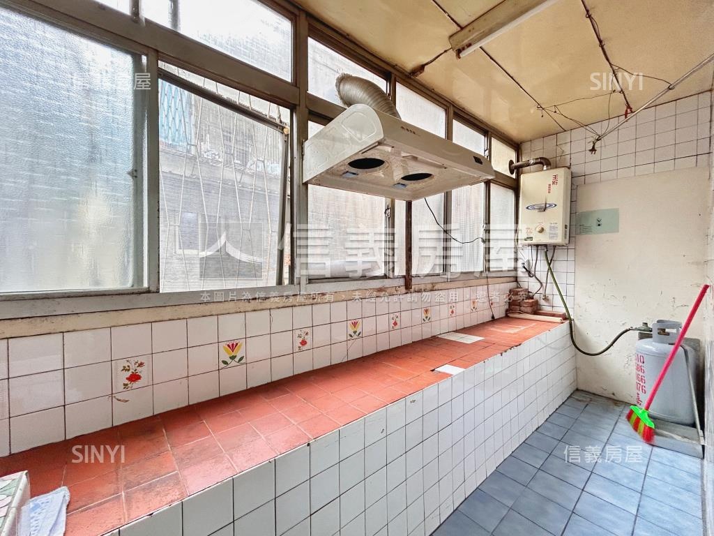誠意出售！近捷運站公寓房屋室內格局與周邊環境