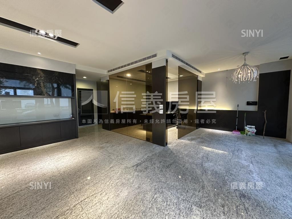 兩面採光面寬約８米店面房屋室內格局與周邊環境