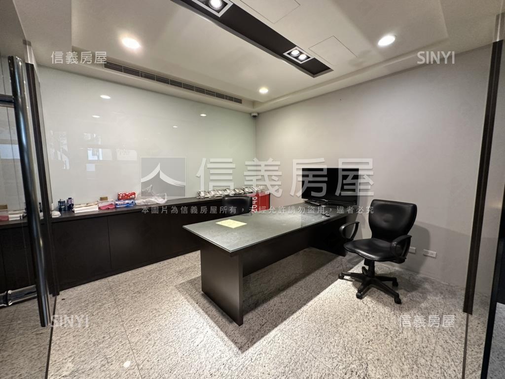 兩面採光面寬約８米店面房屋室內格局與周邊環境