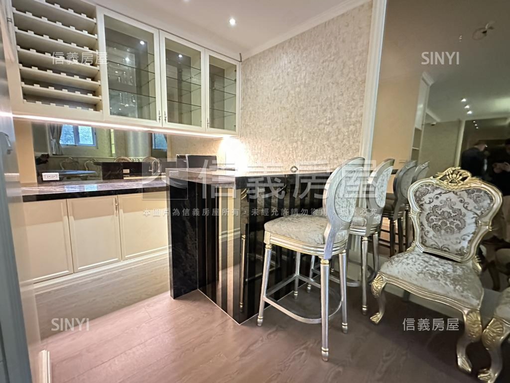 兩面採光面寬約８米店面房屋室內格局與周邊環境