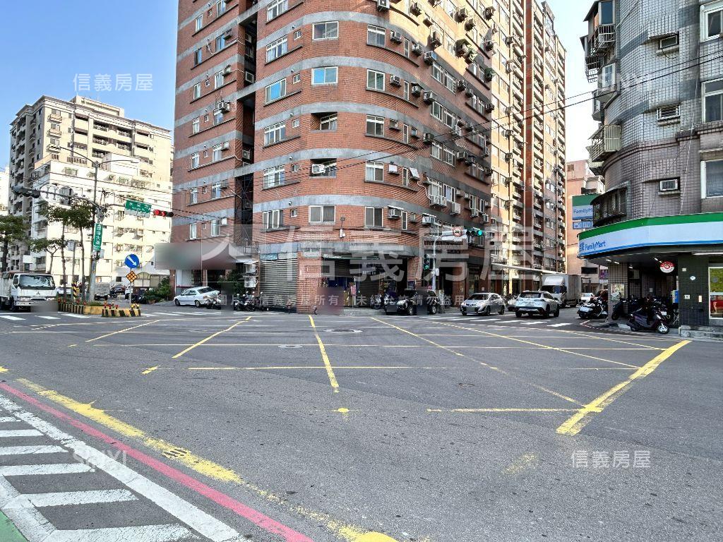 挑高大店面房屋室內格局與周邊環境