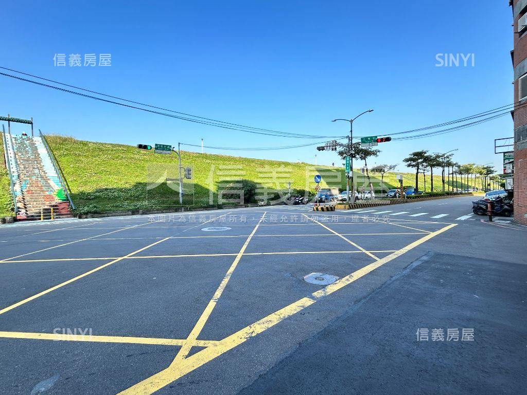 挑高大店面房屋室內格局與周邊環境