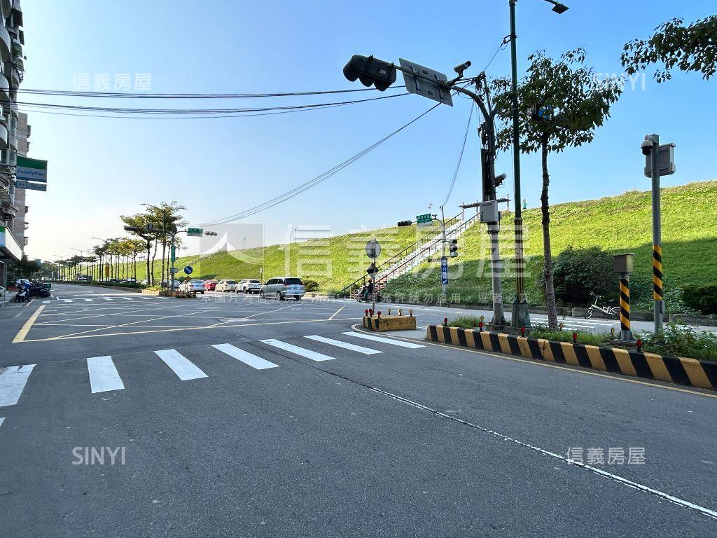 挑高大店面房屋室內格局與周邊環境