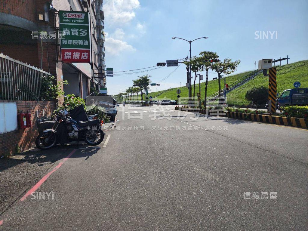 挑高大店面房屋室內格局與周邊環境