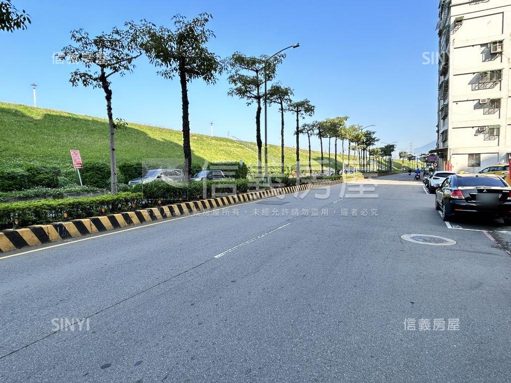 挑高大店面房屋室內格局與周邊環境