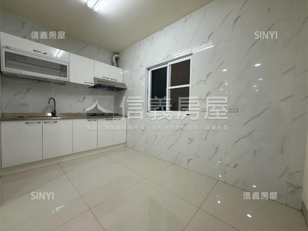 近輕軌漂漂亮亮活巷透天房屋室內格局與周邊環境