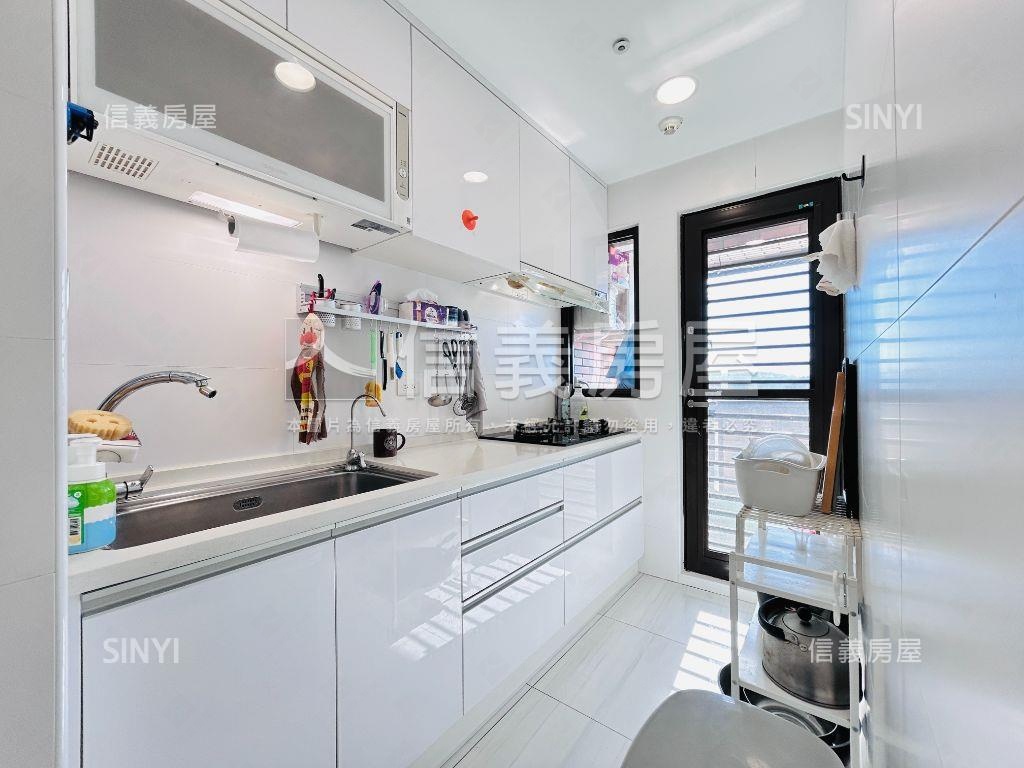 愷悅高樓裝潢３房車位房屋室內格局與周邊環境