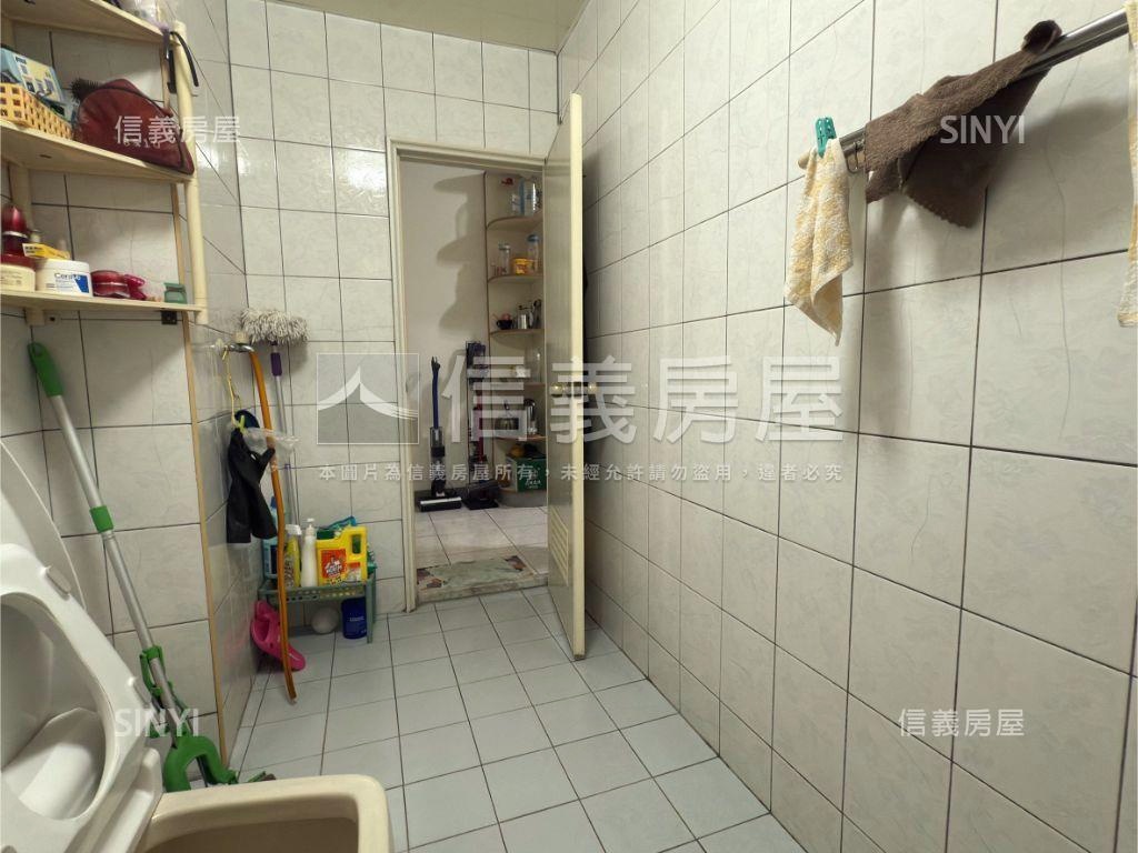 稀有挑高一樓˙停車方便房屋室內格局與周邊環境