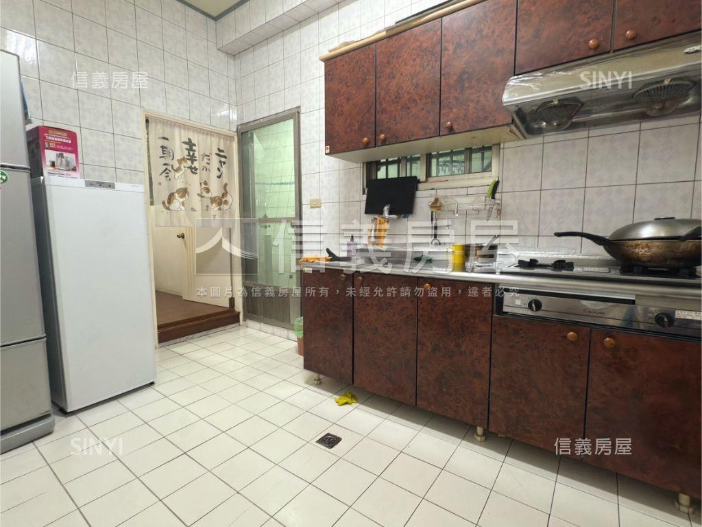 稀有挑高一樓˙停車方便房屋室內格局與周邊環境