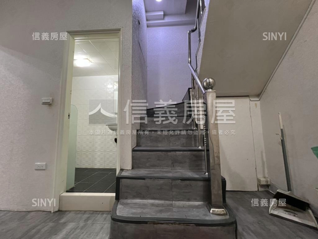 中華四路稀有正路金透店房屋室內格局與周邊環境