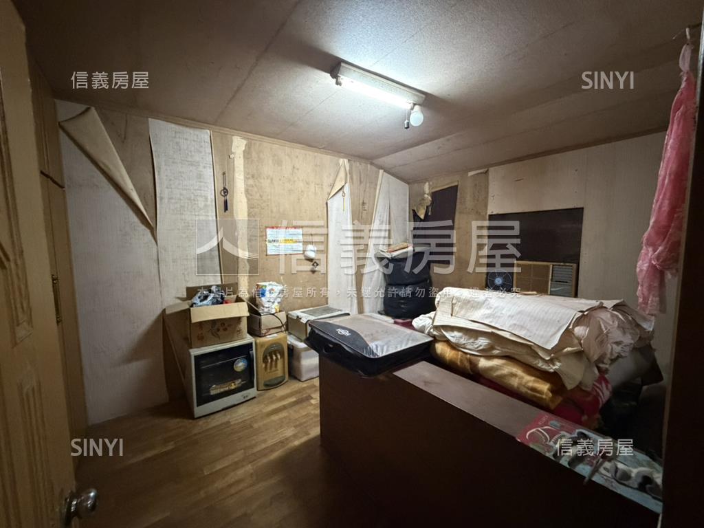 大馬路旁大地坪透天店面房屋室內格局與周邊環境