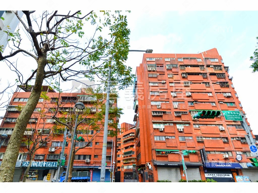 新案到～潤華大樓電梯三房房屋室內格局與周邊環境