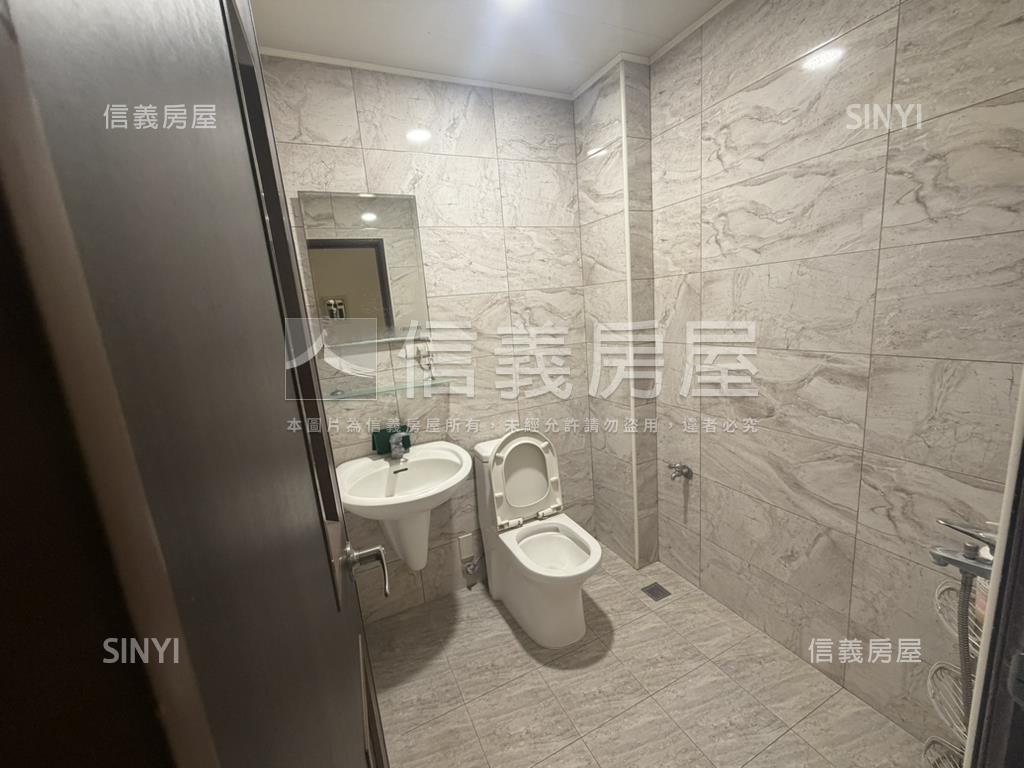 近７４大面寬孝親房別墅房屋室內格局與周邊環境
