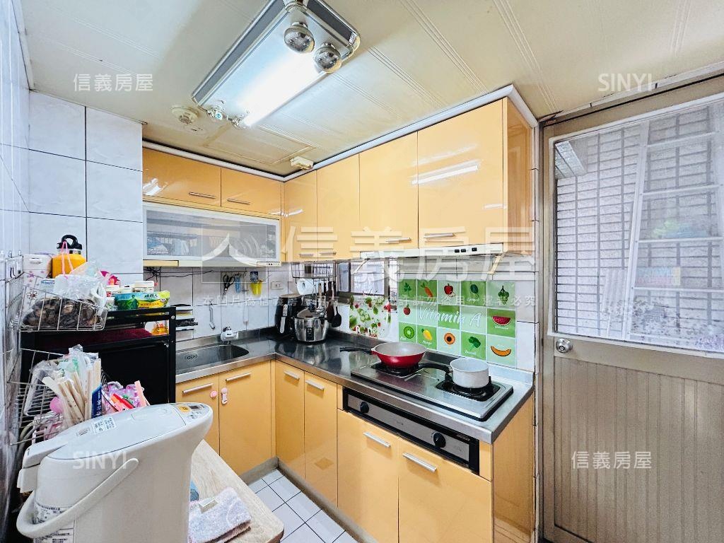 專任面中庭採光佳三房車位房屋室內格局與周邊環境