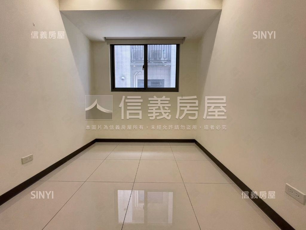 鴻築吾江次頂３房平面車位房屋室內格局與周邊環境