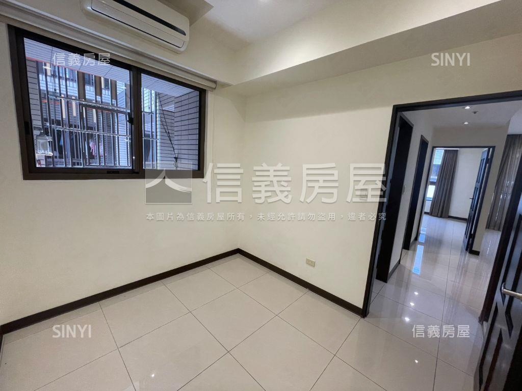 鴻築吾江次頂３房平面車位房屋室內格局與周邊環境