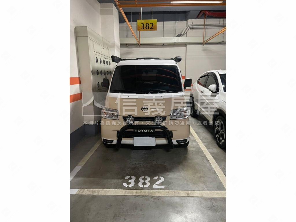 鴻築吾江次頂３房平面車位房屋室內格局與周邊環境