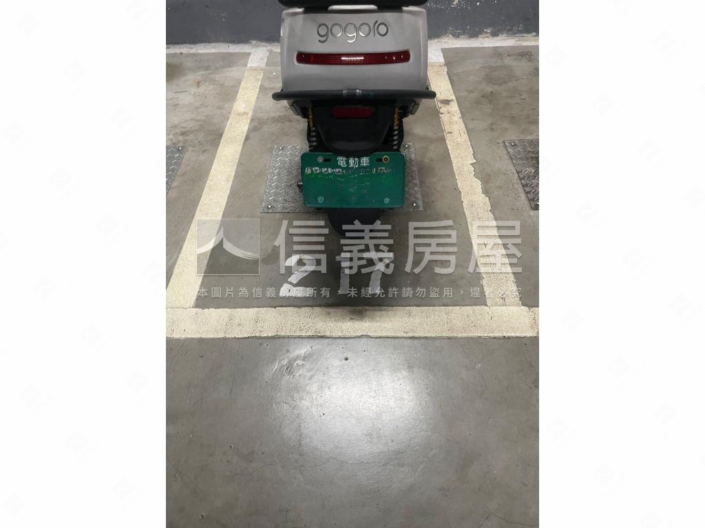 鴻築吾江次頂３房平面車位房屋室內格局與周邊環境