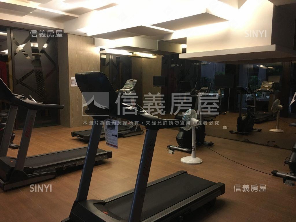 鴻築吾江次頂３房平面車位房屋室內格局與周邊環境