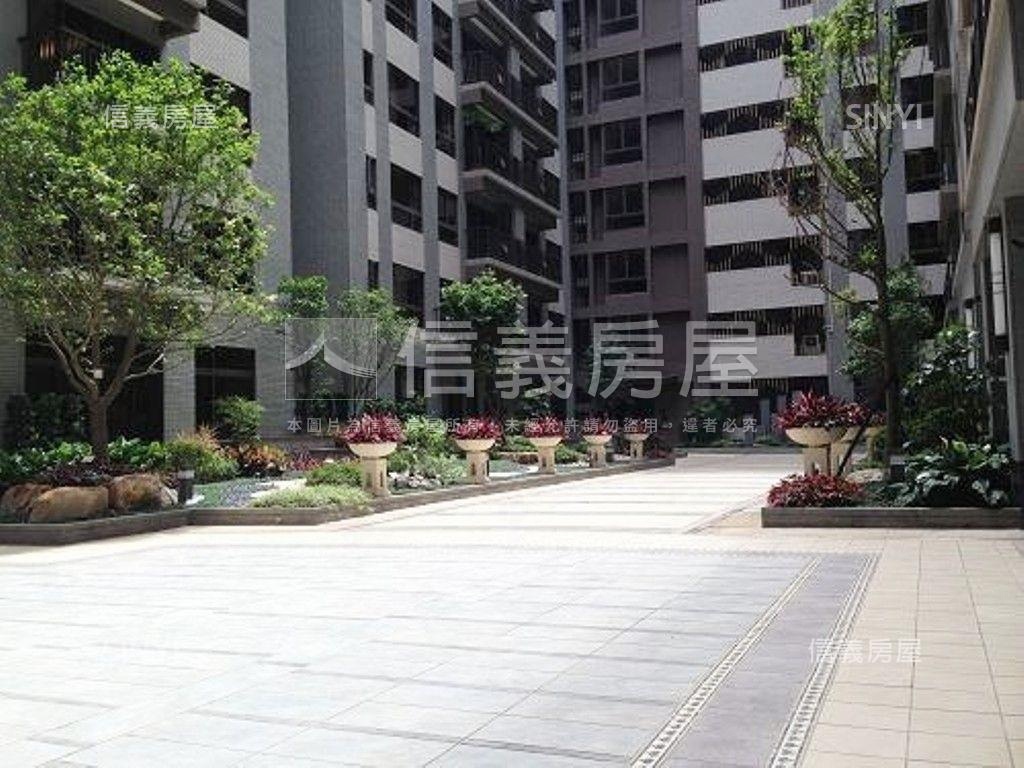 鴻築吾江次頂３房平面車位房屋室內格局與周邊環境