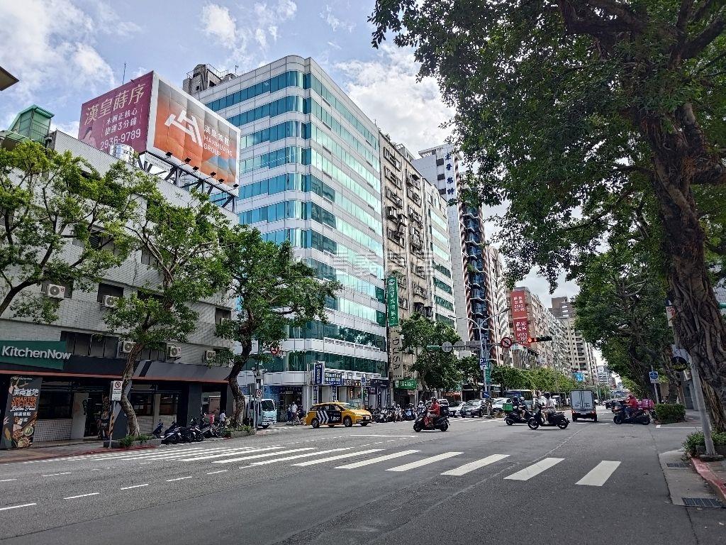 信義世貿管理美屋＋車位房屋室內格局與周邊環境