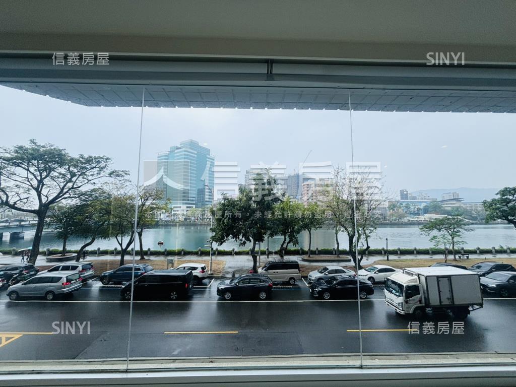 愛河首排。豪景大坪店霸房屋室內格局與周邊環境