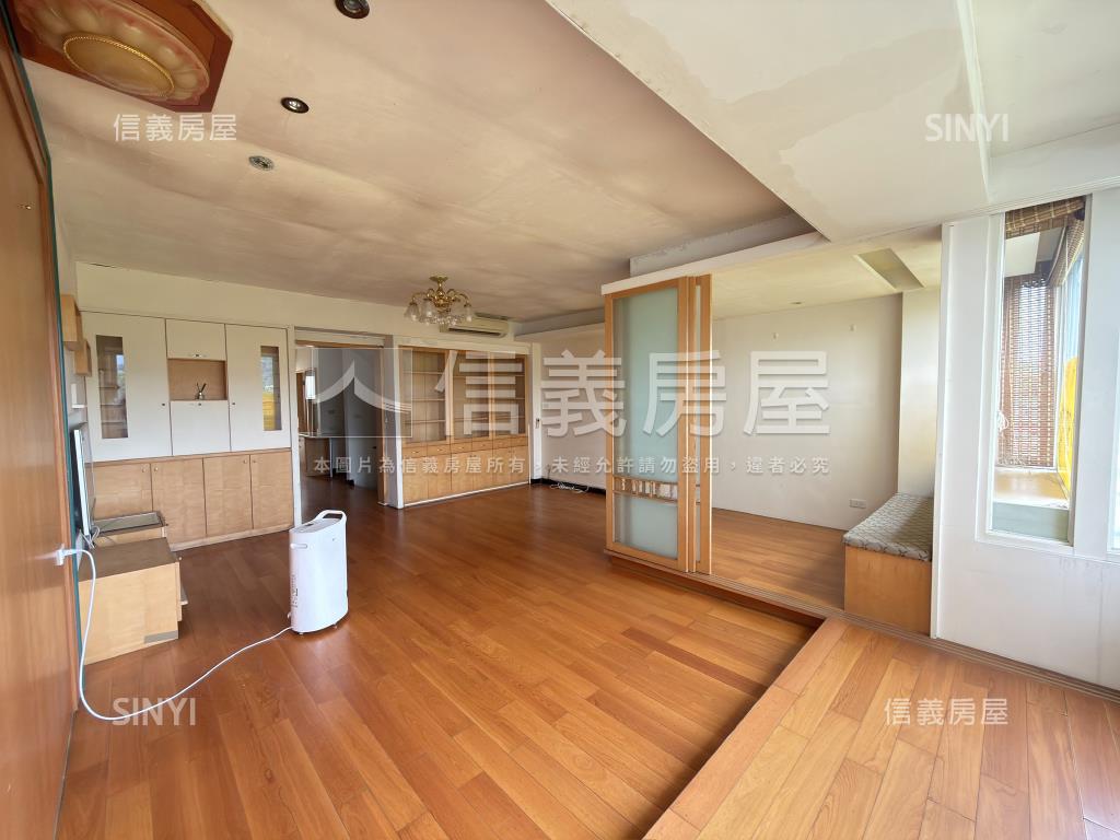 空屋！山巒遠景車庫別墅房屋室內格局與周邊環境