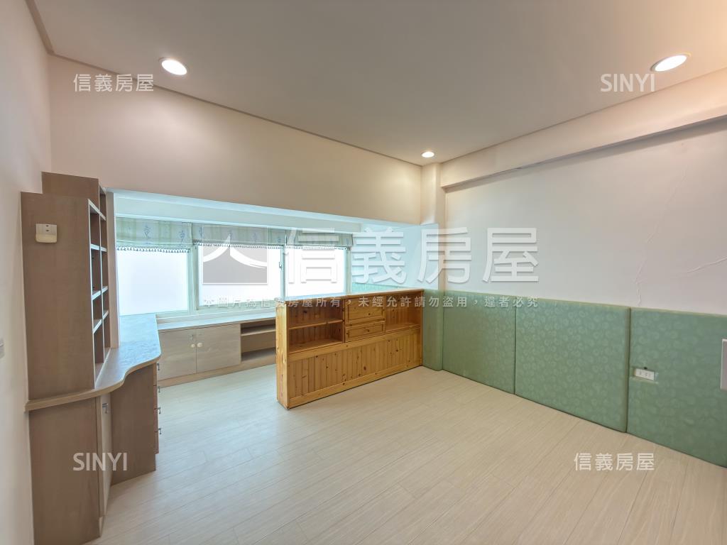 空屋！山巒遠景車庫別墅房屋室內格局與周邊環境