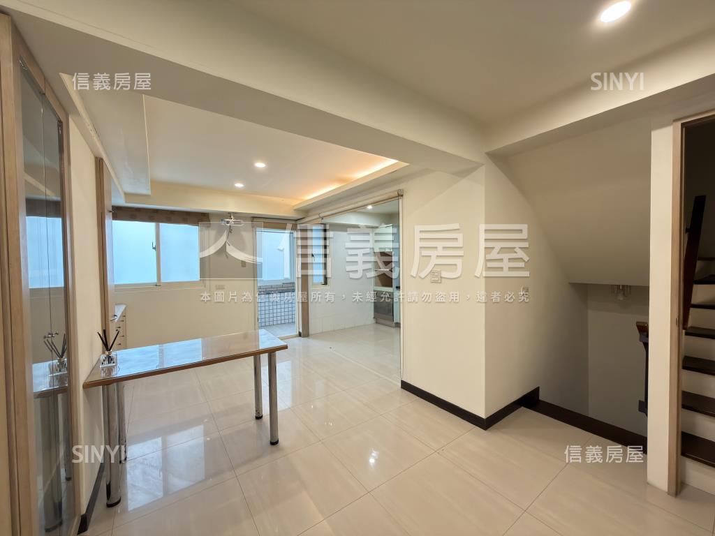 空屋！山巒遠景車庫別墅房屋室內格局與周邊環境